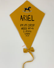 עפיפון קיר עם פרטי הבייבי - חרדל